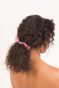 Model Front: Rio De Sol Accesorios Para El Cabello Amore-Pink Scrunchie