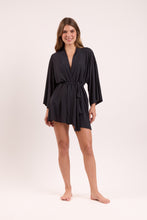 Cargar imagen en el visor de la galería, Model Front: Rio De Sol Caftán / Cubrir Black Kimono
