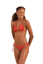 Cargar imagen en el visor de la galería, Model Front: Rio De Sol Bragas Bottom Malibu-Chili Cheeky-Tie
