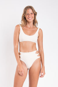 Model Front: Rio De Sol Bragas Bottom Malibu-Natural Highwaist-Spin