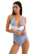 Cargar imagen en el visor de la galería, Model Front: Rio De Sol Una Pieza Garoa Trikini Recorte
