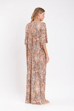 Cargar imagen en el visor de la galería, Model Back: Rio De Sol Vestido De Playa Leopard Long Dress

