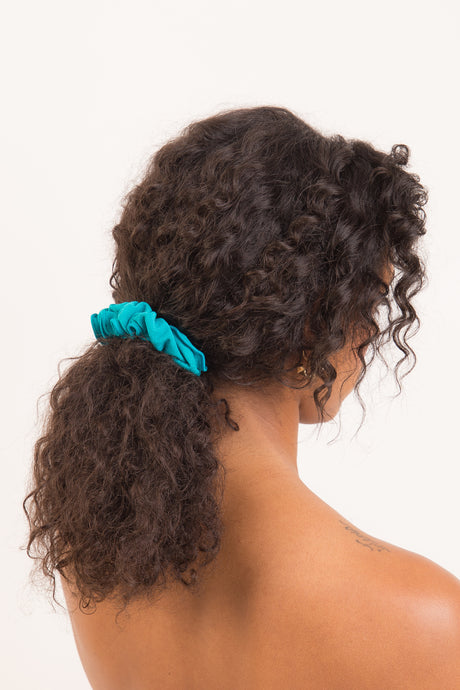 Model Front: Rio De Sol Accesorios Para El Cabello Malibu-Atol Scrunchie