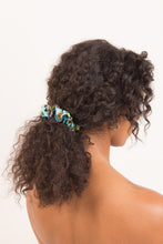 Cargar imagen en el visor de la galería, Model Front: Rio De Sol Accesorios Para El Cabello Morumbi Scrunchie

