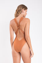 Cargar imagen en el visor de la galería, Model Back: Rio De Sol Una Pieza Nocciola Riviera
