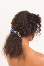 Cargar imagen en el visor de la galería, Model Front: Rio De Sol Accesorios Para El Cabello Pottery Scrunchie
