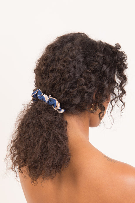 Model Front: Rio De Sol Accesorios Para El Cabello Pottery Scrunchie