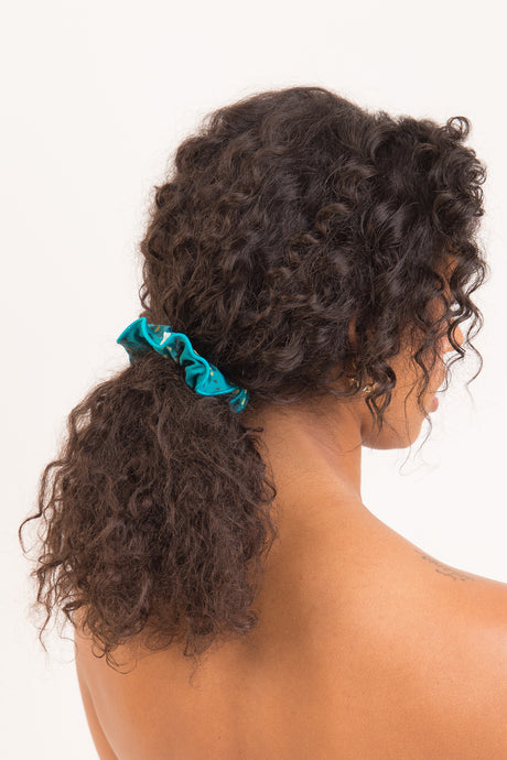 Model Front: Rio De Sol Accesorios Para El Cabello Rain Scrunchie