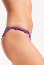 Cargar imagen en el visor de la galería, Image 09: Rio De Sol Conjunto Set Amuleto Bandeau-Crispy Cheeky-Crispy
