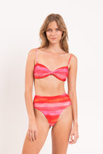 Cargar imagen en el visor de la galería, Model Front: Rio De Sol Conjunto Set Cher Bandeau-Joy Hotpants
