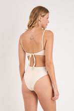 Cargar imagen en el visor de la galería, Model Back: Rio De Sol Conjunto Set Malibu-Natural Bandeau-Iris High-Waist-Spin-Iris
