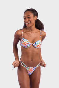 Model Front: Rio De Sol Conjunto Set Square Kyra Pipa