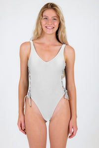 Model Front: Rio De Sol Una Pieza Shimmer-White Zoe