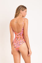 Cargar imagen en el visor de la galería, Model Back: Rio De Sol Una Pieza Sweet-Camo Hype
