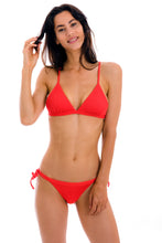 Cargar imagen en el visor de la galería, Model Front: Rio De Sol Sostén Top Cotele-Tomate Tri-Fixo
