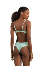 Cargar imagen en el visor de la galería, Model Back: Rio De Sol Sostén Top Malibu-Menta Balconet
