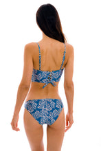 Cargar imagen en el visor de la galería, Model Back: Rio De Sol Sostén Top Palms-Blue Balconet-Anna
