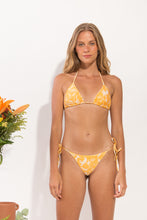 Cargar imagen en el visor de la galería, Model Front: Rio De Sol Sostén Top Sunny-Forest Tri-Inv
