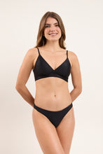 Cargar imagen en el visor de la galería, Model Front: Rio De Sol Sostén Top Touch-Black Paola
