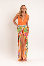 Cargar imagen en el visor de la galería, Model Front: Rio De Sol Pareo Tropical Canga
