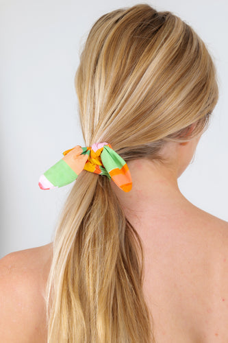 Model Front: Rio De Sol Accesorios Para El Cabello Utah Scrunchie